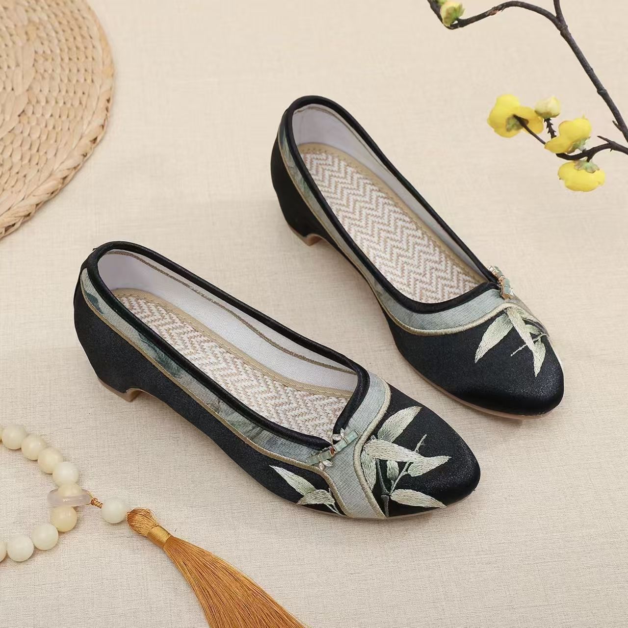 Woman Low Heel Embroidered Che - Embroidery Fabric recension och pris